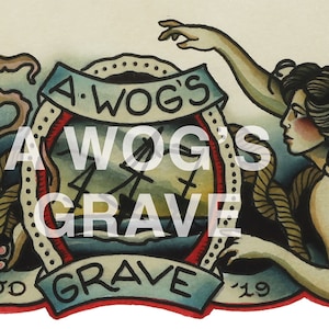 Pu&ograve; includere: Un'illustrazione vintage a tema nautico con una ruota di timone con il testo "A. WOG'S GRAVE" e una sirena con i capelli fluenti che raggiunge la ruota.