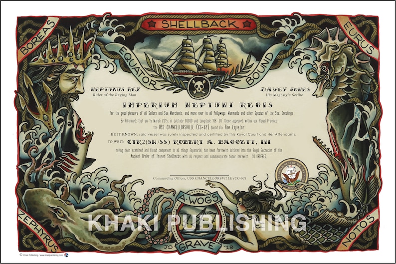 Pu&ograve; includere: Un certificato a tema nautico con una nave, una sirena, un polpo, un cavalluccio marino e uno squalo. Il certificato recita "Imperium Neptuni Regis" e "CTR2(SW/SS) ROBERT A. BAGGETT, III".