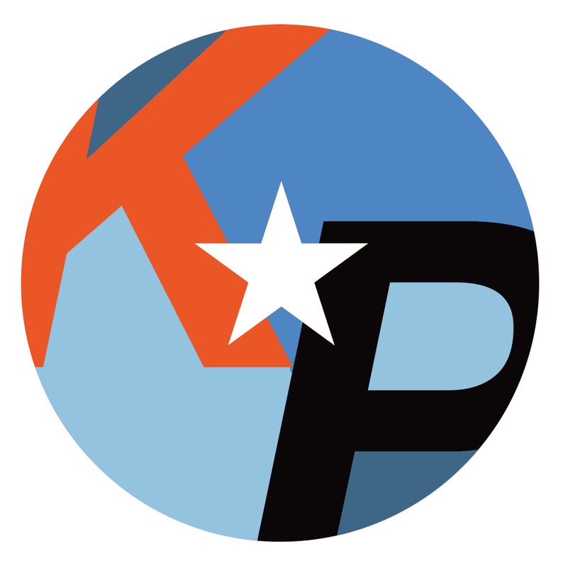Pu&ograve; includere: Un logo circolare con una stella bianca al centro. La stella &egrave; circondata da un design geometrico rosso, blu e nero. Le lettere "KP" sono in nero e si sovrappongono parzialmente alla stella.