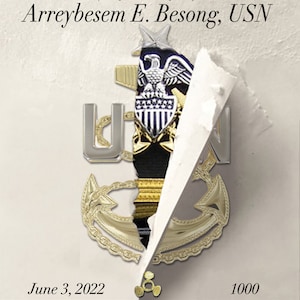 Op de afbeelding: Een witte en gouden aankondiging van een Navy-inbedrijfstellingsceremonie met een gouden anker en een adelaarsembleem. De tekst luidt "Commissioning Ceremony", "Senior Chief Gas Turbine Systems Technician (Surface Warfare)", "Arreybesem E. Besong, USN", "June 3, 2022", "1000", "Murphy Canyon Chapel" en "3200 Santo Rd, San Diego, CA 92124".