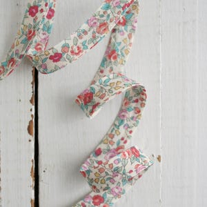 Bloemenprint biaisband – Boeket bloesem 1,25 cm dubbelgevouwen, katoenen quiltband