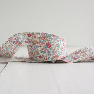 Cinta al bies de algodón con diseño de flores de 6,35 cm de ancho para colchas, bolsos y manualidades. Cinta al bies de tela con diseño floral para colchas, bolsos y manualidades.
