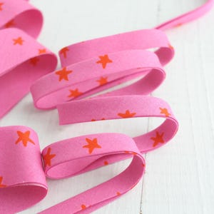 Starry Vivid Pink bomullssnedband – 1/2" dubbelvikt quiltkant