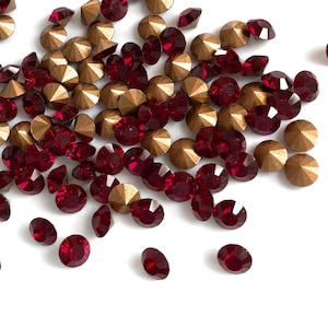 25x Swarovski Crystal Siam SS19, 4.5 mm dunkelrote Strasssteine, folierte spitze Back Chatons, Swarovski Siam Red Kristalle 1012 1088 1028 1100