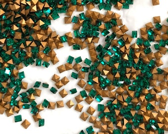 20 cristalli Swarovski Smeraldo, strass quadrati Swarovski da 2 mm, 4400 cristalli quadrati, piccole pietre quadrate, pietre con supporto in lamina verde