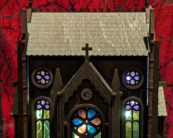 Catedral gótica en miniatura iluminada: Capilla Negra, linterna gótica y vidrieras recortadas pintadas a mano.