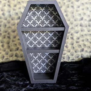 Mueble ataúd gótico: Estante con decoración de vampiros en negro y plata