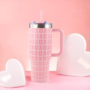 Valentinstag Becher, 40oz. Becher, XOXO, XO Tasse, Pinker Becher, Liebesbecher, Valentinstagsgeschenk für Sie, Liebestasse, Umarmungen und Küsse