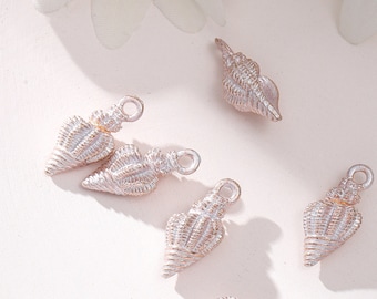 Conjunto de 10 pingentes de concha do mar em esmalte branco e verde, pequenos e delicados, para confecção de colares, pulseiras e brincos.
