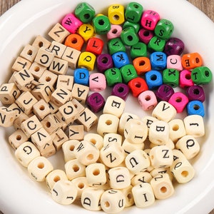 100pcs 8mm 10mm cubo cuentas de letras de madera, cuentas de alfabeto cuadrado de madera natural de colores mezclados escritura ennegrecida, cuentas de artesanía para niños, joyería de bricolaje