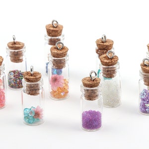 5pcs Clear Glass Wishing Bottle Charm Pendant with Colored Flower Sparkly Diamond Confetti, Cute Tiny Corked Glass Wish Bottles DIY Jewelry