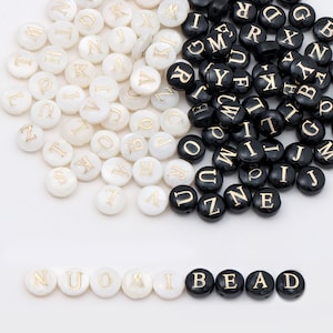 Contas de letras brancas e pretas de concha natural de 8 mm A-Z escrita dourada, contas iniciais do alfabeto redondas e planas de concha brilhante para colar, pulseira e joias faça você mesmo
