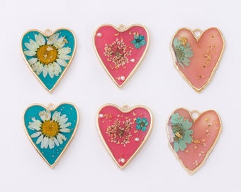 5Pcs Heart shaped Pressed Flower Charm Pendant, Colorful Natural Wild Flower Gold Bezel Resin Charm for Necklace Earring DIY Jewelry Making