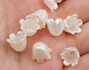50 cuentas de pétalos de lirio de los valles blancos, dijes de flores de campana de perla