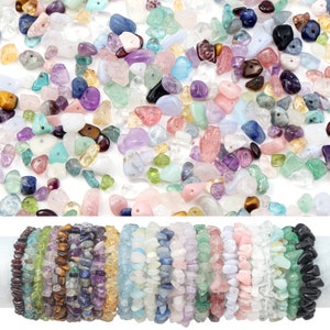 Peut inclure: Assortiment de bracelets en pierres précieuses en forme de chips de différentes couleurs. Les bracelets sont faits de différents types de chips, notamment l'améthyste, le quartz rose, l'œil de tigre et l'aigue-marine. Chaque bracelet est unique et présente une combinaison différente de chips.