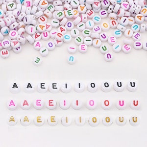 100 peças de contas de letras vogais, kit de contas de letras vogais acrílicas coloridas em ouro branco, contas de alfabeto redondas para pulseira, fabricação de joias faça você mesmo, A E I O U