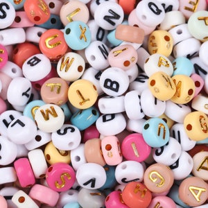 100pcs perles de lettre mélangées blanches colorées, kit de perles de lettre initiale, perles rondes plates en acrylique alphabet collier bracelet résultats de bijoux à bricoler soi-même