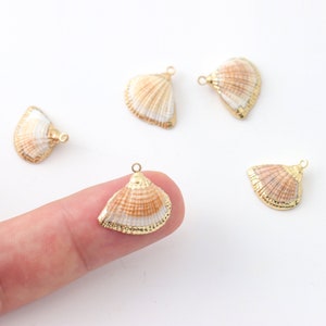 5Pcs Natural Shell Charm Pendant, Gold Plated Natural Scallop Mini Sea Shell Charm for Necklace Bracelet Earring DIY Jewelry Making Findings