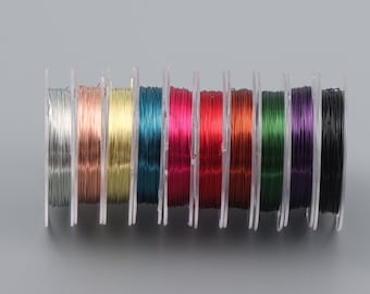 Puede incluir: Un conjunto de diez carretes de alambre de colores, cada carrete está en un recipiente de plástico transparente. Los colores del alambre son plateado, cobre, dorado, verde azulado, rosa, rojo, marrón, verde, morado y negro.
