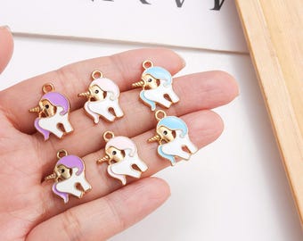 May include: Gold-coloured unicorn charms with white bodies, colourful manes, and golden horns. The charms feature pink, purple, and blue manes. These charms are ideal for jewellery making or crafting projects.