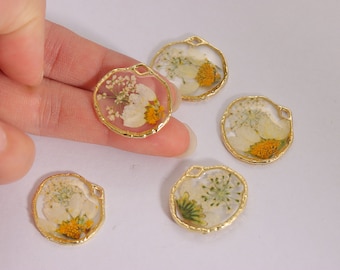 5Pcs Gold Irregular Round Pressed Flower Charm Pendant, Dried Cute Daisy Flower Resin Charm for Necklace Earrings Findings Jewelry Making
