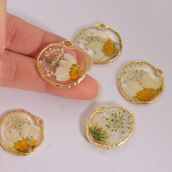 5 pendentifs à breloques fleurs pressées en résine dorée, bijoux à bricoler soi-même (23 x 21 mm)