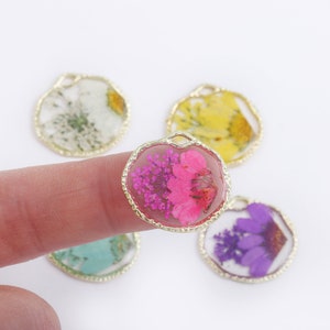 5 piezas de dijes de flores redondas irregulares doradas prensadas, dijes de resina de flores coloridas naturales para collares, pendientes y fabricación de joyas.