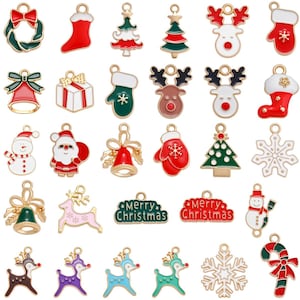 Può includere: Una collezione di ciondoli natalizi colorati. I ciondoli includono una ghirlanda, una calza, alberi di Natale, renne, guanti, campane, un pacco regalo, Babbo Natale, un pupazzo di neve, fiocchi di neve e bastoncini di zucchero. Ogni ciondolo ha un anello in metallo dorato.