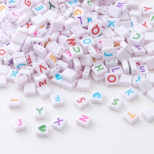 100 peças contas de coração de letras de cubo quadrado colorido branco, contas de furo duplo, kit de contas de letras iniciais, pulseira de contas de alfabeto acrílico joias faça você mesmo