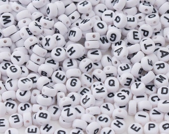 100pcs perles de lettres blanches, kit de perles de nom de lettre ABC en acrylique brillant, perles rondes en plastique alphabet avec trou pour collier, bracelet, bijoux à bricoler soi-même