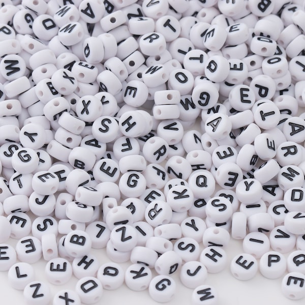 100pcs perles de lettres blanches, kit de perles de nom de lettre ABC en acrylique brillant, perles rondes en plastique alphabet avec trou pour collier, bracelet, bijoux à bricoler soi-même