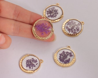 5pcs pendentif à breloque ronde en forme de fleur séchée pressée en or, jolie petite breloque en verre de fleur violette pour collier, boucle d'oreille, fabrication de bijoux (CC-041)