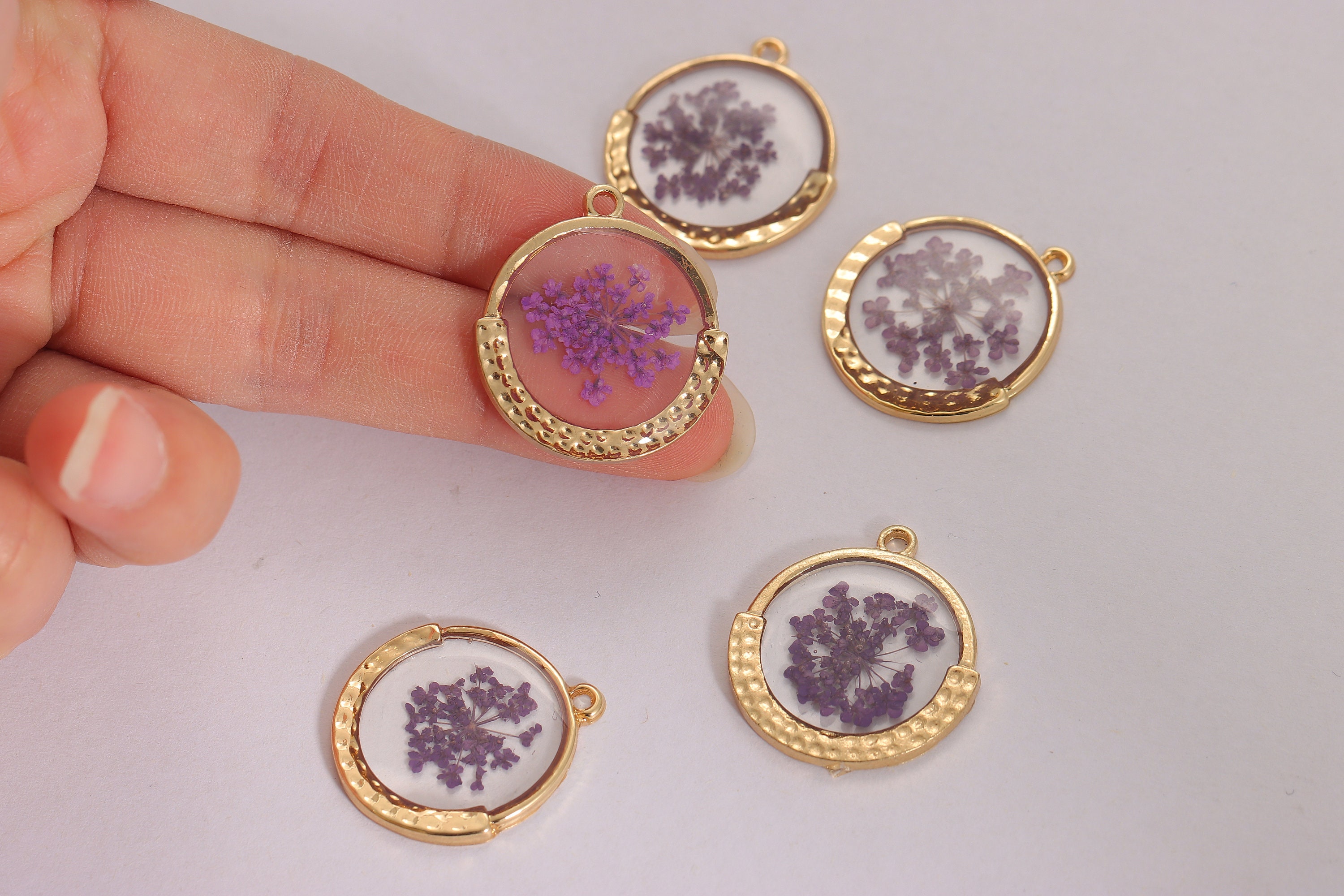 5Pcs Gold Pressed Dried Flower Round Charm Pendant, Cute Small Purple Flower Glass Charm for Necklace Earring Jewelry Making Supply(CC-041)