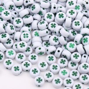 100 Stück Runde Kleeblatt Perlen, Runde Flache Weiß Grüne Kleeblatt Acryl Spacer Perlen für Freundschaftsarmband DIY Schmuck Perlen