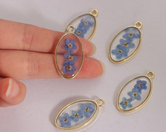 5Pcs Gold Oval Pressed Flower Charm Pendant, Dainty Natural Dried Blue Cute Flower Resin Charm for Necklace Earrings Jewelry Making Findings