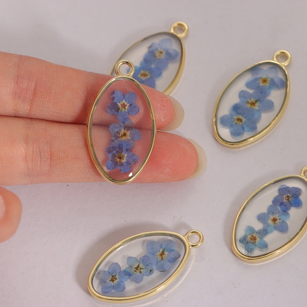 5Pcs Gold Oval Pressed Flower Charm Pendant, Dainty Natural Dried Blue Cute Flower Resin Charm for Necklace Earrings Jewelry Making Findings
