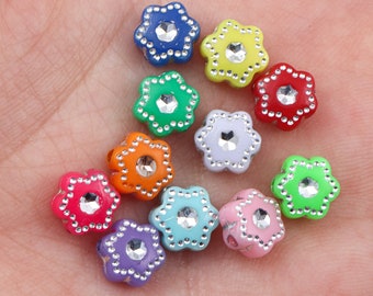 100 perles de fleurs colorées de 8 mm, petites fleurs mignonnes en strass cloutées en acrylique coloré pour bracelet, résultats de fabrication de bijoux à bricoler soi-même