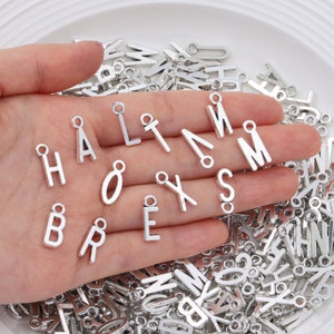100 pçs liga de prata alfabeto letra inicial encantos pingente, charme monograma, diy personalizado pulseira colar chaveiro jóias fazendo