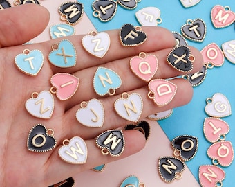 10 dijes de letras de corazón esmaltados, colgantes del alfabeto chapados en oro, para hacer joyas DIY.