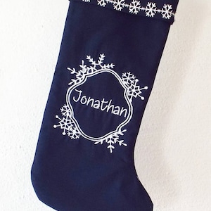 Personalisierter, gestickter, blauer Weihnachtsstrumpf, weiße Stickerei, Weihnachtsstrumpf, Weihnachtsfeiertags-Dekor, Weihnachtsgeschenk-Strumpf