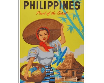 Peut inclure: Une affiche de voyage vintage faisant la publicité des Philippines en tant que "Perle d'Orient". L'affiche représente une femme portant un chapeau et une robe traditionnels, tenant un panier de fruits. Une hutte en chaume et des palmiers se trouvent en arrière-plan.