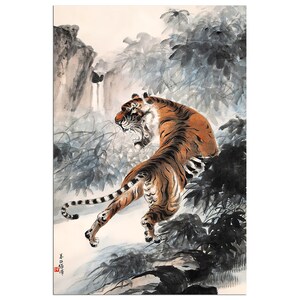 Puede incluir: Pintura a la acuarela de un tigre en tonos naranja y marrón con rayas negras, sobre un fondo de cascada y exuberante follaje. El tigre se representa a medio salto, mostrando su poderosa forma y movimiento dinámico. La obra de arte tiene un estilo artístico asiático tradicional.