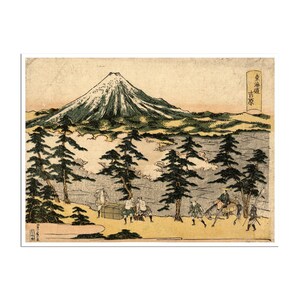Könnte beinhalten: Ein Holzschnitt, der den Berg Fuji im Hintergrund zeigt, mit einer Gruppe von Menschen, die zu Fuß und zu Pferd im Vordergrund reisen. Der Druck ist in Braun-, Grün- und Blautönen gehalten.