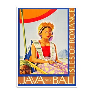 Op de afbeelding: Vintage reisposter voor Java en Bali, met een vrouw in traditionele klederdracht. De poster heeft een blauwe rand met de tekst "ISLES OF ROMANCE" en "JAVA AND BALI". De vrouw draagt een gouden kroon en een rode top.