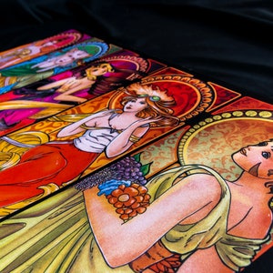 Puede incluir: Cinco ilustraciones coloridas de mujeres en marcos de estilo Art Nouveau. Cada marco presenta a una mujer diferente con un peinado y un atuendo únicos. Las ilustraciones se encuentran sobre un fondo negro.