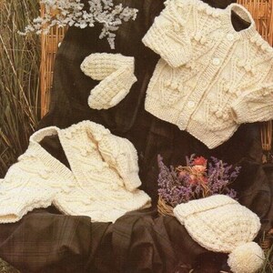 Strickjacke mit V-Ausschnitt Rundhals, Cardigan, Handschuhe und Mütze Strickmuster PDF sofort-Download Arangarn. Größe 40 - 76 cm für Babys gestrickt
