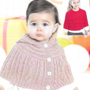 Op de afbeelding: Een roze gebreide babyponcho met een kabelbreipatroon en knopen. De poncho wordt gedragen door een baby. Het patroonnummer is 1386 en de maat is voor de geboorte tot 7 jaar.