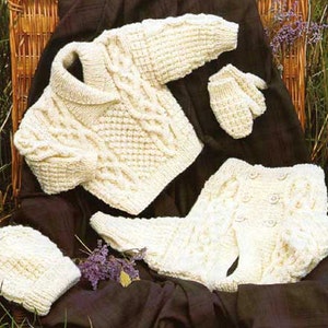 Stickmönster för babyjacka, tröja, mössa och vantar, PDF-nedladdning direkt. Passar storlek 40 till 76 cm bröstvidd. Stickad med Aran-garn.