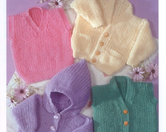 Puede incluir: Cuatro jerséis de punto para bebé en diferentes colores: rosa, amarillo, morado y verde. Los jerséis son todos de punto doble y tienen cierre de botón. Los jerséis están dispuestos sobre un fondo blanco con flores.