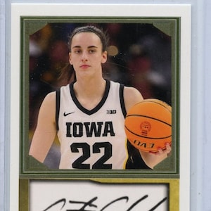 J1400 - CAITLIN CLARK - IOWA - Rookie Card - 2024 Collegiate Sports Collection - Impossible to find Promotional Card w/ facsimile signature.